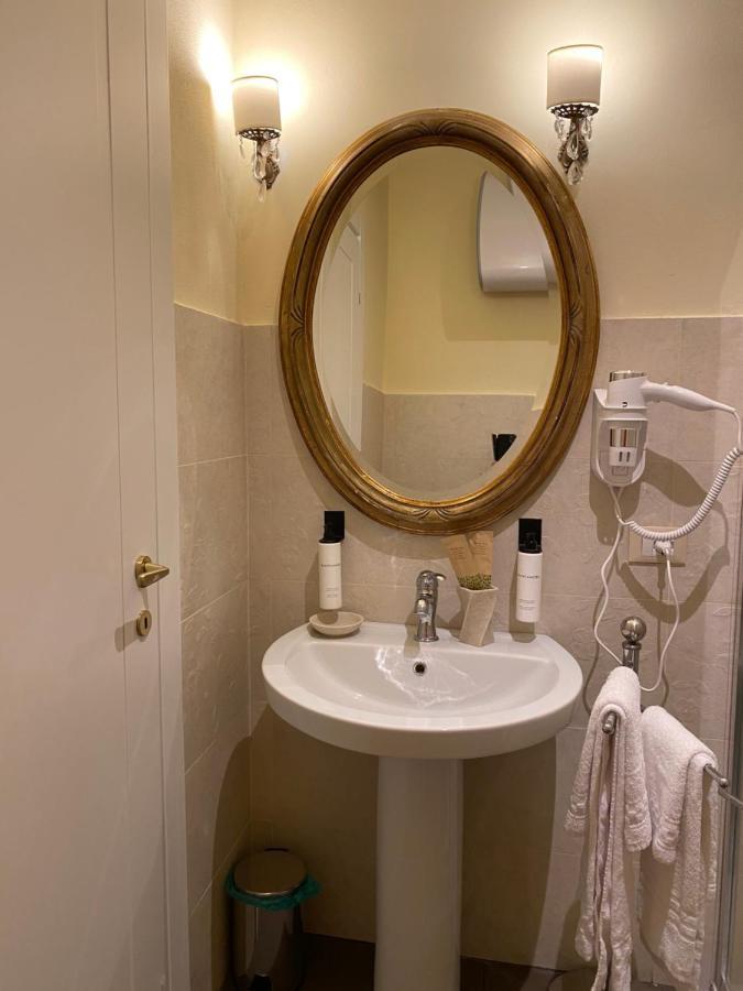 Palazzo Lari Sarzana Hotel Bagian luar foto