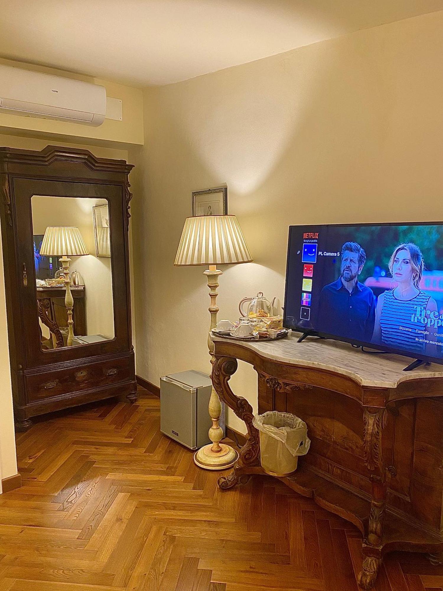 Palazzo Lari Sarzana Hotel Bagian luar foto