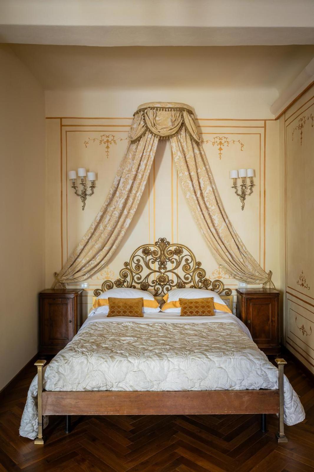 Palazzo Lari Sarzana Hotel Bagian luar foto