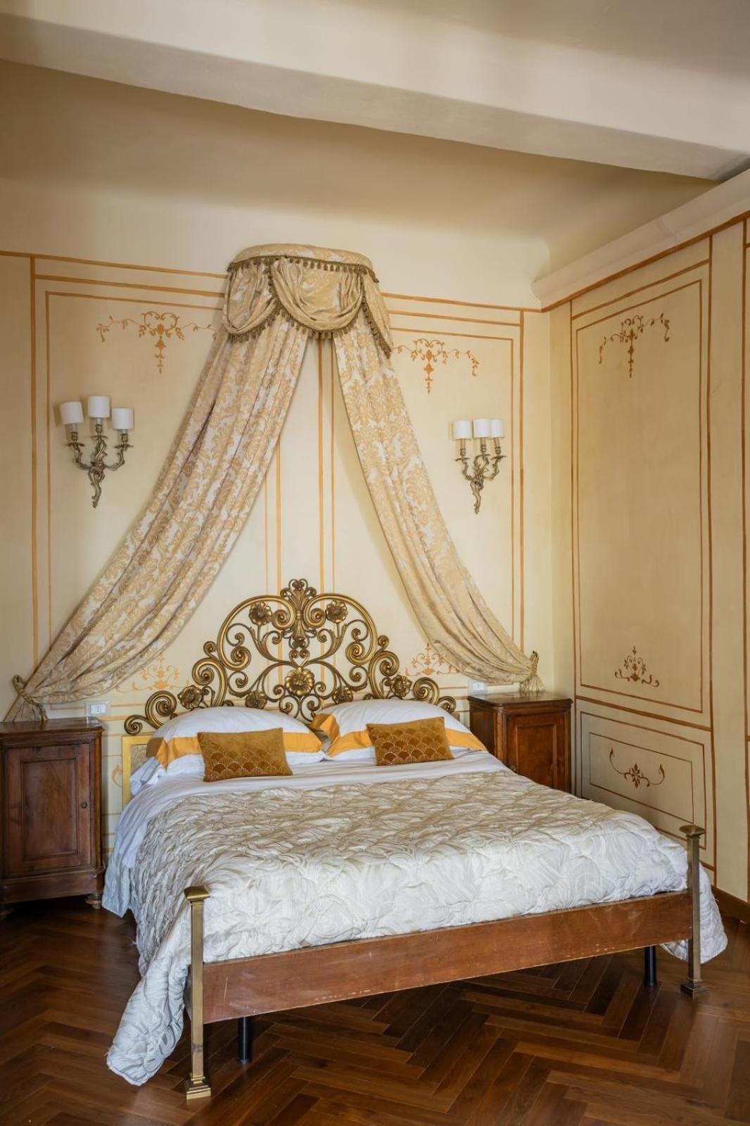 Palazzo Lari Sarzana Hotel Bagian luar foto