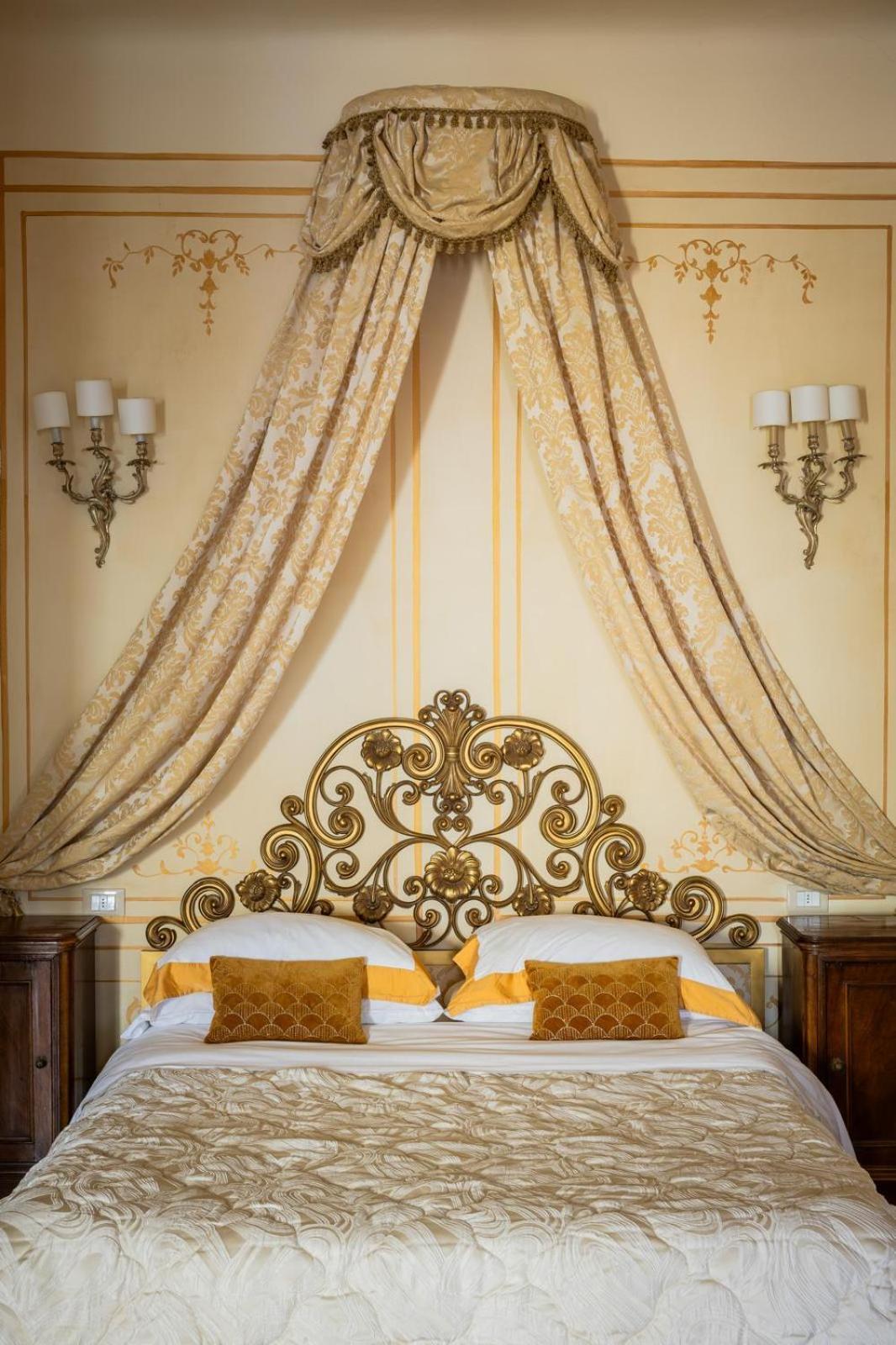 Palazzo Lari Sarzana Hotel Bagian luar foto